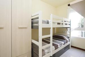 Poschodová posteľ alebo postele v izbe v ubytovaní AT005 Planta baja con piscina, airco, parking, playa a 600m