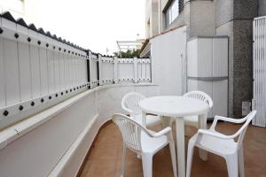 Balkón alebo terasa v ubytovaní AT005 Planta baja con piscina, airco, parking, playa a 600m