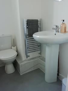 Bathroom sa Carvetii - Walter House - First floor flat sleeps 6