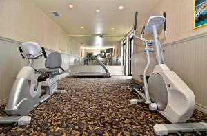 un gimnasio con cintas de correr y equipos de ejercicio en una habitación en Days Inn by Wyndham Renfrew Conference Centre en Renfrew