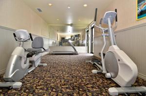 un gimnasio con cintas de correr y equipos de ejercicio en una habitación en Days Inn by Wyndham Renfrew Conference Centre, en Renfrew
