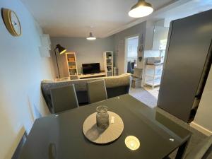 a table and chairs in a room with a kitchen at Westend Holiday Let 2 Brecon in Brecon