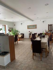 バイレ・ヘルクラネにあるPension RouaDeMunteのテーブルと椅子が備わるレストラン