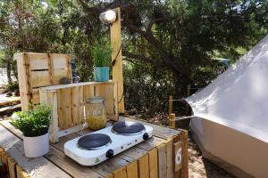 a stove sitting on top of a wooden table at Pigna Felice Punta Ala in Punta Ala