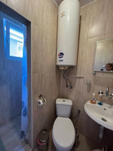 bagno con servizi igienici e lavandino di Апартамент Иванови a Pomorie