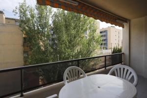 Balkón alebo terasa v ubytovaní AT025 Con piscina, airco, a 150m de la playa