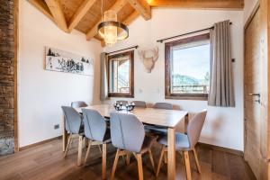 comedor con mesa de madera y sillas en Apartment Lizay Morzine - by EMERALD STAY, en Morzine