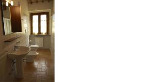 A bathroom at Il casino Még 37 kép
