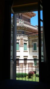 een raam met uitzicht op een gebouw bij Hotel Kursaal BB in Salsomaggiore Terme