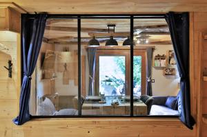 una finestra con vista su un soggiorno di Studio du Coin - Vue montagne, au calme, Terrasse - AravisTour a Les Villards-sur-Thônes