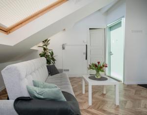 ein Wohnzimmer mit einem Sofa und einem Tisch in der Unterkunft House 22A Apartments in Kaunas