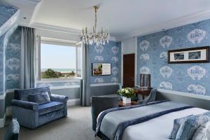 Кровать или кровати в номере Hôtel Barrière Le Normandy