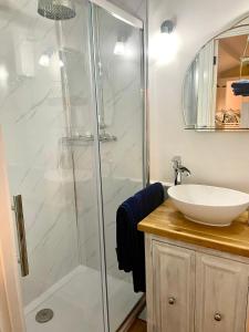 A bathroom at Bluebell Shepherds Hut Angelsey with Hot Tub