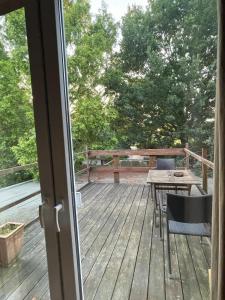patio con tavolo e sedie su una terrazza di Kaiserhof Goldenbek a Goldenbek