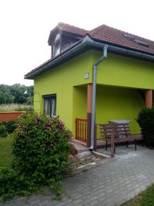Greenhouse في Teplý Vrch: منزل أخضر مع مقعد وطاولة