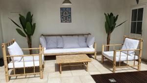 - un salon avec un canapé et deux chaises dans l'établissement Villa Bahia - ADRIAE Home, à LʼAiguillon-sur-Mer