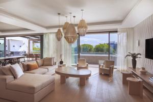 TV a/nebo společenská místnost v ubytování LUX* Grand Baie Resort & Residences