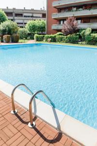 una grande piscina con corrimano in un edificio di Appartamento Afrodite a Desenzano del Garda