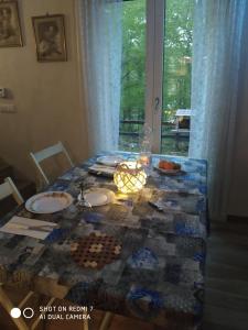 mesa de comedor con mantel en Casa nel bosco, en Livata