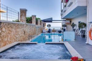 uma piscina no meio de uma casa em Alexis Hotel em Chania