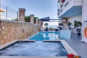 uma piscina no meio de uma casa em Alexis Hotel em Chania Town