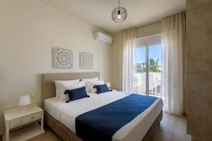 Postel nebo postele na pokoji v ubytování Azure Beach Villas