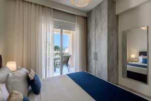 Postel nebo postele na pokoji v ubytování Azure Beach Villas