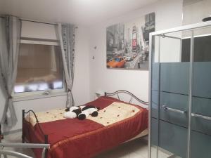Un dormitorio con una cama con dos ositos de peluche. en appartement de 70m2 tout équipé, en Hargarten-aux-Mines