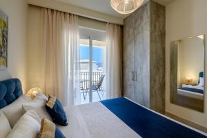 Postel nebo postele na pokoji v ubytování Azure Beach Villas