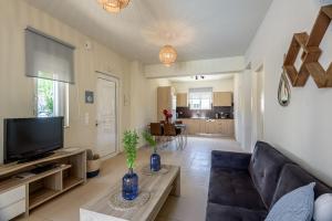TV a/nebo společenská místnost v ubytování Azure Beach Villas