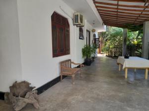 un pasillo de una casa con mesa y sillas en Mealanie's House, en Unawatuna