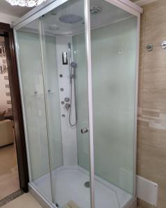 GibaにあるLa Casa Delle Rose 1の浴室のガラス扉付きシャワー +17枚の写真
