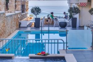 ein Swimmingpool mit Blick auf das Meer in der Unterkunft Alexis Hotel in Chania