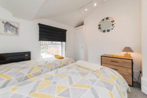 um quarto com uma cama, uma cómoda e uma janela em Lovely 1-BDR w/ free parking in central Reading em Reading