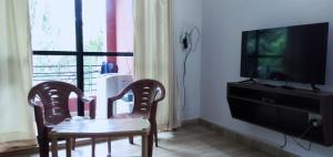 En TV eller et underholdningssystem på Our Nest - A cozy apartment near Palolem beach with power backup facility