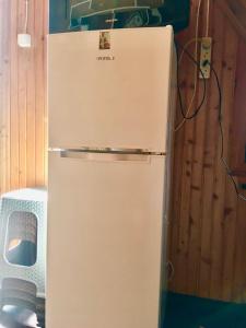 Un réfrigérateur est installé dans une pièce. dans l'établissement Green house in Gonio economy class, à Kvariati