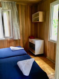 Habitación con 2 camas, nevera y 2 ventanas. en Green house in Gonio economy class, en Kvariati