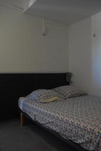 a bedroom with a bed in a room at Les Stoechades in Hyères