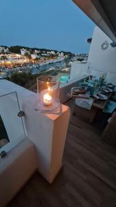 Balkon lub taras w obiekcie APARTMENT MARINA CALADOR HARBOURVIEW AIR CONDITION POOL GARDEN TERRASSE PORTO CARI spectacular location