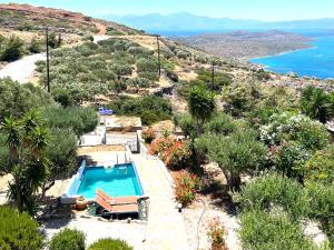 - une piscine avec vue sur l'océan dans l'établissement Beautiful Villa Helios with stunning sea view!, à Vrouchas