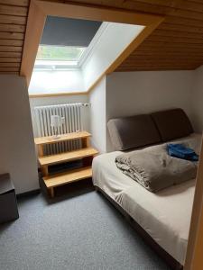 Un pat sau paturi într-o cameră la Ferienwohnung Masch