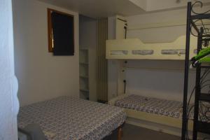a room with two bunk beds and a window at Les Stoechades in Hyères