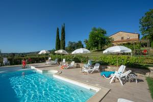 Bazén v ubytovaní Agriturismo Cappellese alebo v jeho blízkosti
