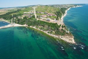 uma vista aérea de uma ilha no oceano em Tango em Byala