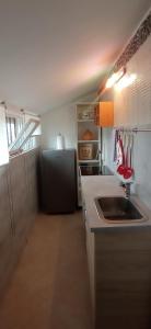 een keuken met een wastafel en een koelkast bij Appartamento mansardato iPatrizi in Moncalieri