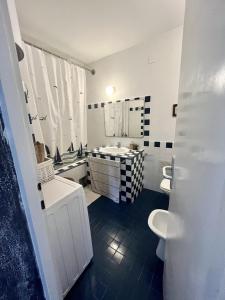 uma casa de banho com 2 WC e um lavatório em Zara em Pula