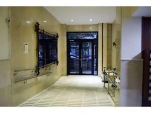 widok na łazienkę z drzwiami w budynku w obiekcie Blue Loft Atocha w Madrycie