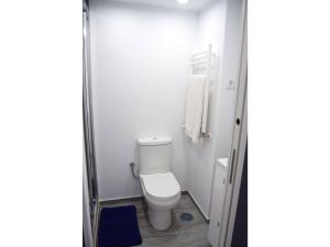 mała łazienka z toaletą i niebieskim dywanem w obiekcie Blue Loft Atocha w Madrycie