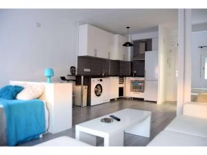 salon z kanapą i stolikiem kawowym w obiekcie Blue Loft Atocha w Madrycie