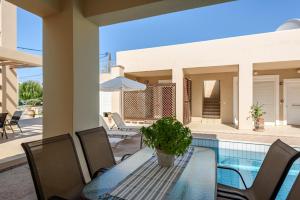 Bazén v ubytování Azure Beach Villas nebo v jeho okolí